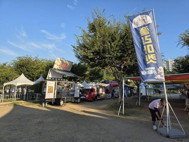 안동 수페스타 한켠에는 플리마켓 부스가 전시되고 있어서 다양한 볼거리와 간단한 쇼핑거리를 제공했다. 권예인 인턴