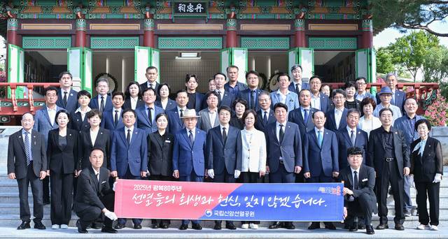 대구시는 15일 광복절을 맞아 김정기 시장권한대행, 이인선 국민의힘 대구시당위원장(대구 수성을), 강대식 의원(대구동구.군위군을), 강은희 대구시교육감, 이만희 대구시의회 의장, 우대현 광복회 대구시지부장, 김종술 대구지방보훈청장 등과 함께 국립신암선열공원을 찾아 선열들의 희생과 헌신을 기렸다. 대구시 제공.