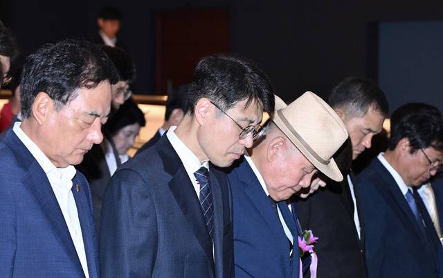 대구시가 15일 오전 광복절 80주년 경축식에서 순국선열에 대한 묵념을 하고 있다. 좌로부터 이만희 대구시의장, 김정기 대구시장 권한대행, 우대현 광복회 대구지부장 등이다. 대구시 제공.