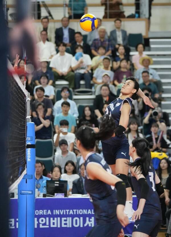 문지윤이 스파이크를 날리고 있다. 사진 | 대한배구협회