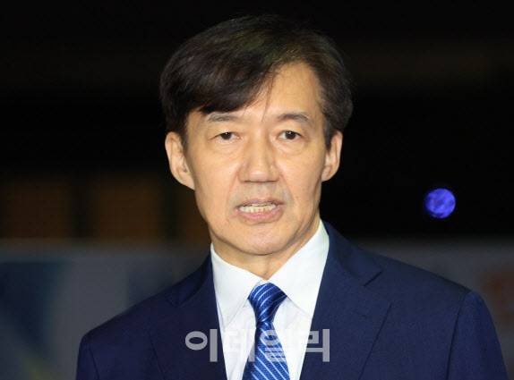 광복절 특사로 석방된 조국 전 조국혁신당 대표가 15일 0시 서울 구로 서울남부교도소에서 나온 후 소감을 밝히고 있다. (사진=노진환 기자)