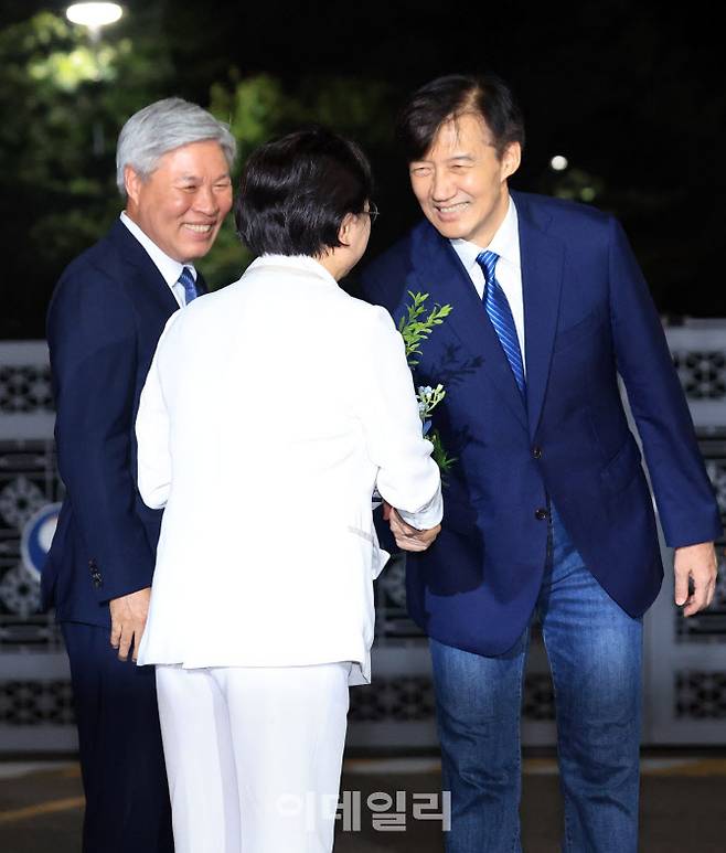 [이데일리 노진환 기자] 조국 조국혁신당 전 대표가 이재명 정부의 광복절 특별사면으로 15일 자정 서울 구로구 서울남부교도소에서 출소, 김선민 대표 권한대행과 인사하고 있다.
