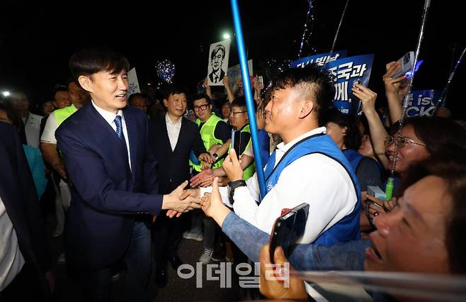 [이데일리 노진환 기자] 조국 조국혁신당 전 대표가 이재명 정부의 광복절 특별사면으로 15일 자정 서울 구로구 서울남부교도소에서 출소, 지지자들과 인사하고 있다.