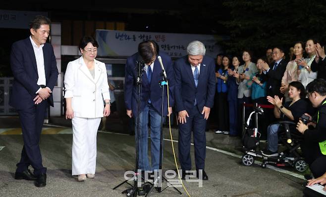 [이데일리 노진환 기자] 조국 조국혁신당 전 대표가 이재명 정부의 광복절 특별사면으로 15일 자정 서울 구로구 서울남부교도소에서 출소, 소감을 밝힌 후 허리숙여 인사하고 있다.