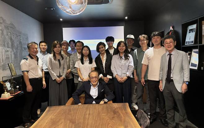 재단 설립자 신영균 명예이사장과 이사진, 예술인자녀 장학생들.(사진=신영균예술문화재단)