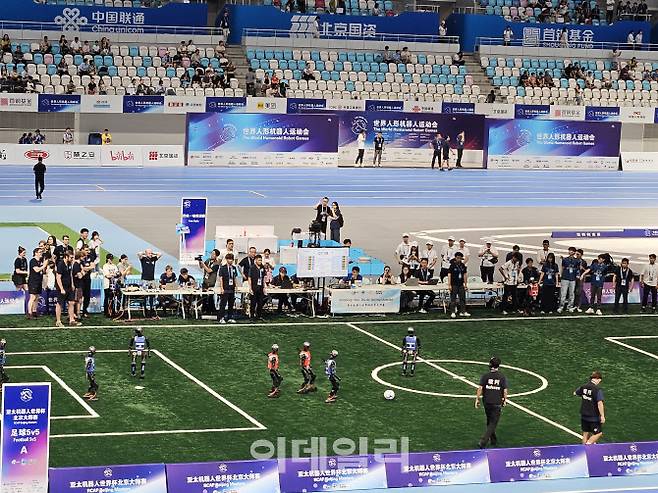 15일 중국 베이징 국가 스피트 스케이팅 경기장에서 ‘2025 세계 휴머노이드 로봇 게임’ 중 축구 경기가 열리고 있다. (사진=이데일리 이명철 특파원)