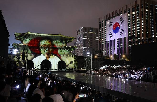 14일 서울 경복궁 흥례문광장에서 열린 광복 80년 전야제 ‘우리는 빛이다’ 행사에서 미디어아트가 펼쳐지고 있다. (사진=연합뉴스).
