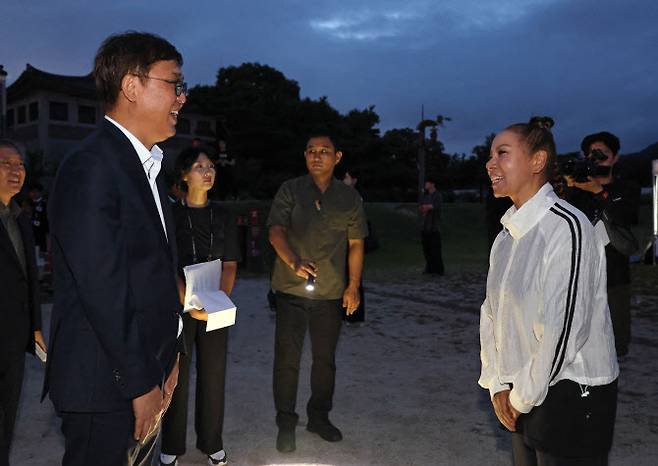최휘영 문화체육관광부 장관이 광복절을 하루 앞둔 14일 서울 종로구 경복궁 흥례문 광장에서 열린 광복 80주년 전야제 ‘우리는 빛이다’ 행사에 앞서 출연진을 격려하고 있다. (사진=문체부 제공).