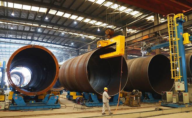 중국 동부 장쑤성 롄윈강의 한 풍력 터빈 공장에서 직원들이 일하고 있다. (사진=AFP)