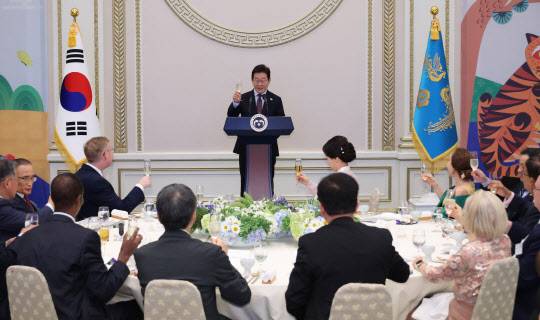 이재명 대통령이 15일 청와대 영빈관에서 열린 ‘대통령의 초대, 주한외교단 만찬’에서 건배사를 하고 있다. 이날 행사에는 주한외교단을 비롯해 이 대통령 특사단 단장, 국회 외통위 위원, 관계부처 장관, 경제단체장 등이 참석했다. (사진=연합뉴스)