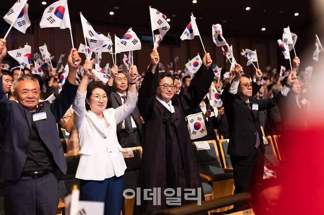 15일 오전 경기아트센터에서 김동연 경기도지사가 국내, 외 독립유공자 후손 및 지역 사회 구성원 등과 만세삼창을 하고 있다.(사진=경기도)
