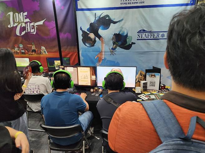 - 재밌게 시연 중인 참관객들&nbsp;