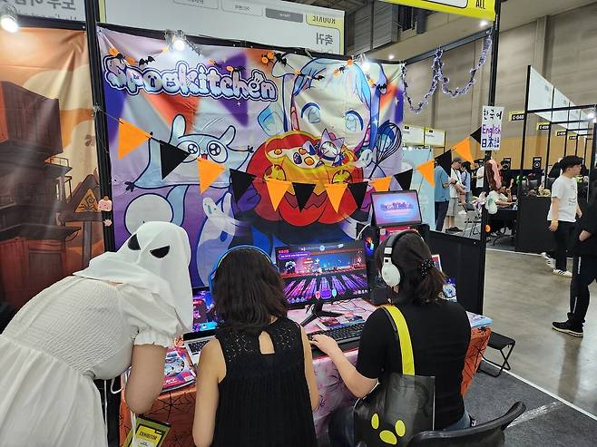 - 독특한 콘셉로 부스 소개 중인 스푸키키친&nbsp;
