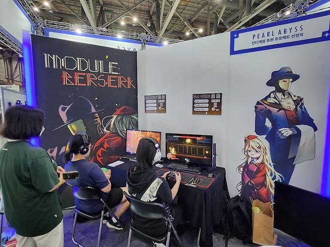 - 펄어비스가 후원하는 모듈 버서커를 즐기고 있는 참관객들&nbsp;