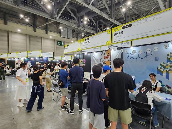 - 장르별로 묶여서 전시된다&nbsp;