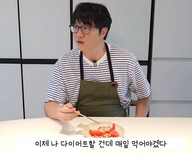 성시경이 직접 만든 토마토 샐러드를 먹고있다. [사진=성시경 유튜브 채널 영상 캡처]