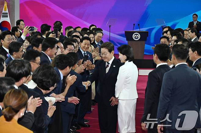 이재명 대통령이 지난 6월 4일 오전 제21대 대통령 취임 선서를 위해 김혜경 여사와 서울 여의도 국회 로텐더홀에 입장하며 참석자들과 인사를 나누고 있다. 2025.6.4/뉴스1 ⓒ News1 국회사진기자단
