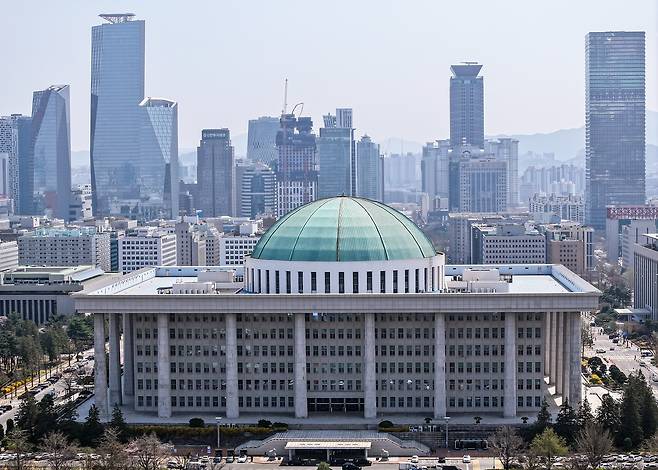 서울 영등포구 여의도에서 드론으로 촬영한 국회의사당 전경. 2025.4.8/뉴스1