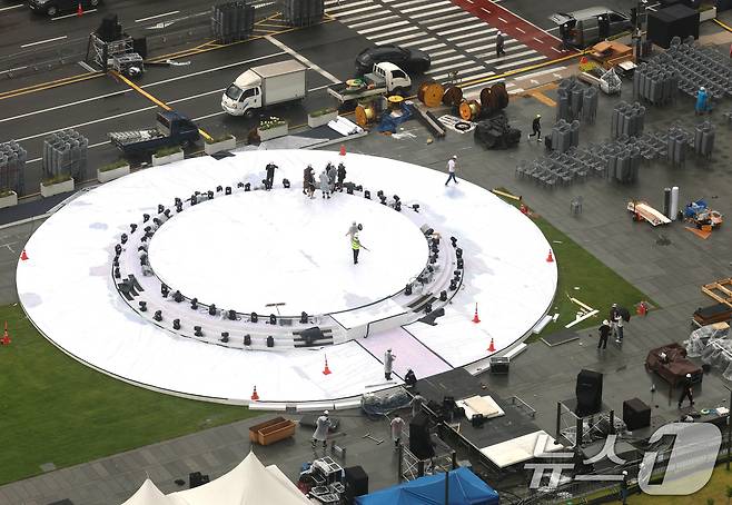 13일 서울 광화문 광장에 '광복 80년, 국민주권으로 미래를 세우다' 주제로 열리는 국민대축제 무대가 설치되어 있다. 2025.8.13/뉴스1 ⓒ News1 임세영 기자