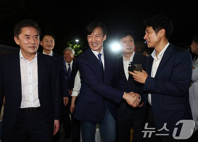 조국혁신당 조국 전 대표가 15일 서울 구로구 남부교도소에서 광복절 특별사면·복권 조치로 출소하며 지지자들과 인사하고 있다. (공동취재) 2025.8.15/뉴스1 ⓒ News1 구윤성 기자