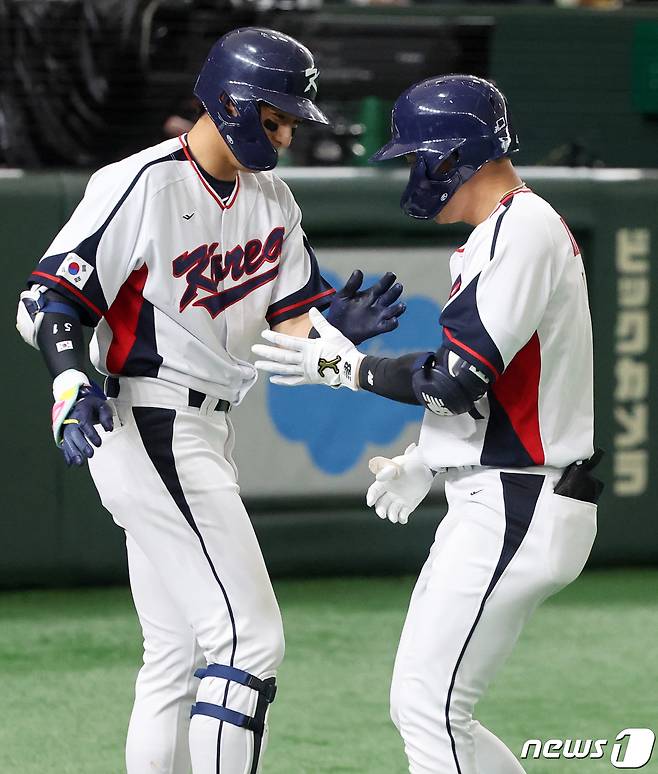 김하성(오른쪽)과 이정후가 16일(한국시간) 열리는 2025 메이저리그 샌프란시스코 자이언츠-탬파베이 레이스전을 통해 올해 처음으로 맞대결을 펼친다. 뉴스1 DB ⓒ News1 김진환 기자