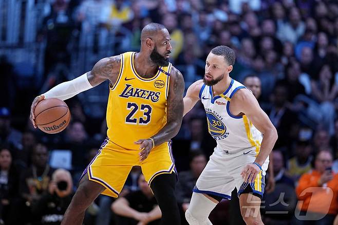 LA 레이커의 르브론 제임스(왼쪽)와 골든스테이트 워리어스의 스테픈 커리는 2025-26시즌 NBA 개막전에서 맞붙는다. ⓒ AFP=뉴스1