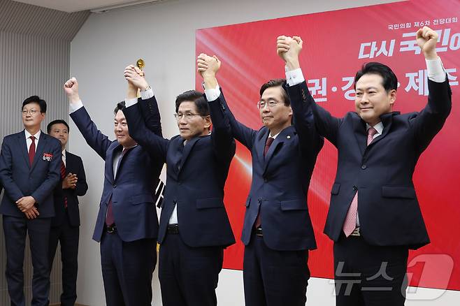 안철수(왼쪽부터), 김문수, 조경태, 장동혁 국민의힘 당대표 후보가 14일 오후 서울 여의도 국민의힘 중앙당사에서 열린 제6차 전당대회 수도권·강원·제주 합동연설회에서 기념촬영을 하고 있다. 2025.8.14/뉴스1 ⓒ News1 국회사진기자단