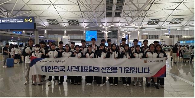 제16회 쉽켄트 아시아사격선수권대회에 참가하는 이병준, 여갑순 감독과 사격 국가대표 후보선수단. 사진 | 대한사격연맹