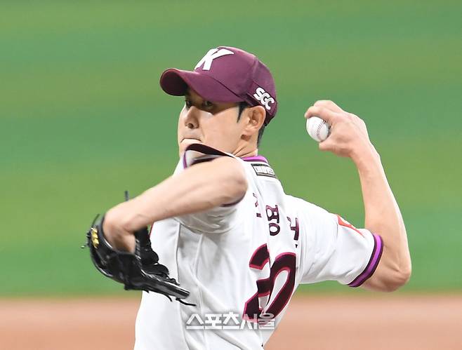 키움 조영건이 1일 서울 고척스카이돔에서 열린 2025 KBO리그 롯데와 경기에 선발 등판해 힘차게 공을 던지고 있다. 고척 | 박진업 기자 upandup@sportsseoul.com