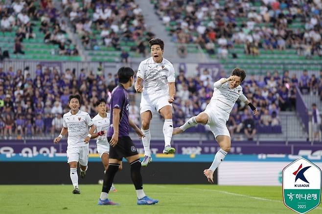 포항 이호재(가운데)가 15일 안양전에서 득점 후 환호하고 있다. 사진 | 한국프로축구연맹