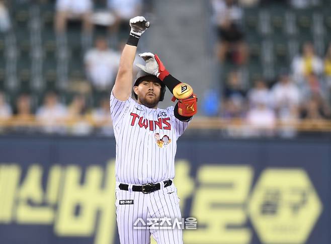 LG 오스틴이 6일 서울 잠실구장에서 열린 2025 KBO리그 두산과 경기 4회말 무사1루 2루타를 친 후 세리머니를 하고 있다. 잠실 | 최승섭 기자 thunder@sportsseoul.com
