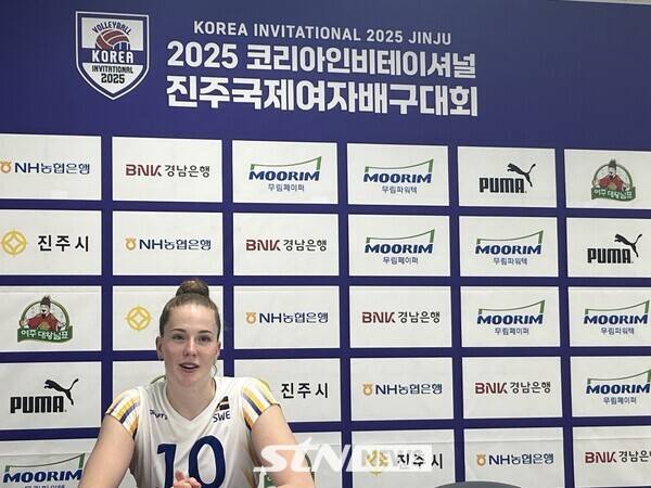 15일 진주실내체육관에서 치러진 대한민국과의 2025 코리아인비테이셔널 진주 국제여자배구대회 3차전에서 스웨덴의 이자벨 하크가 인터뷰를 진행 중이다. /사진=STN뉴스