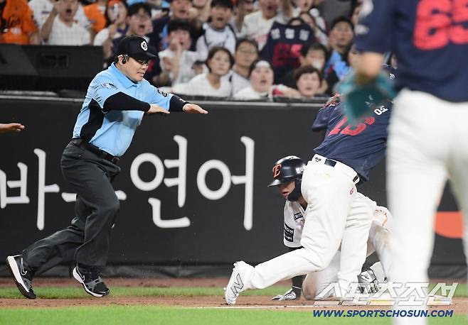 14일 대전 한화생명 볼파크에서 열린 한화와 롯데의 경기. 8회말 정철원 폭투 때 2루에서 3루까지 달려 세이프되고 있는 이원석. 대전=송정헌 기자songs@sportschosun.com/2025.08.14/