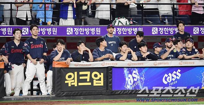 10회초 경기를 지켜보는 롯데 선수들.