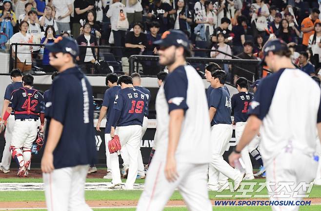 11회말 한화 이원석의 끝내기 볼넷으로 한화가 승리했다. 경기 종료 후 그라운드를 나서는 롯데 선수들.