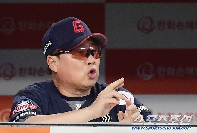 13일 대전 한화생명 볼파크에서 열린 한화 이글스와 롯데 자이언츠의 경기. 2회 5실점 후 코치들과 이야기를 나누는 롯데 김태형 감독. 대전=송정헌 기자songs@sportschosun.com/2025.08.13/