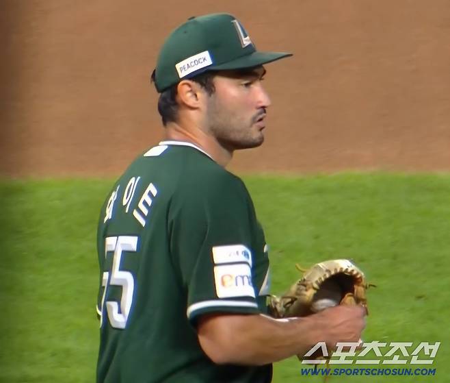 SSG 화이트가 글러브를 만지는 모습. LG 염경엽 감독이 이 장면을 보고 심판진에 확인을 요청했다. SPOTV 중계화면 캡쳐