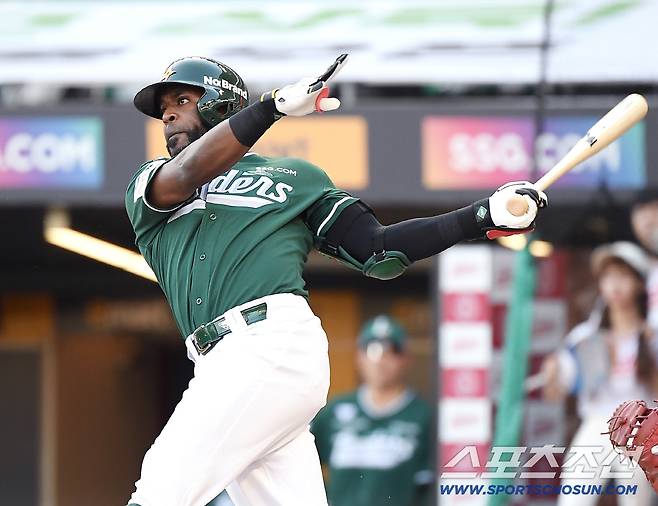 15일 인천 SSG랜더스필드에서 LG-SSG전. 1회말 1사 1루 에레디아가 안타를 치고 있다. 인천=정재근 기자 cjg@sportschosun.com/2025.8.15/