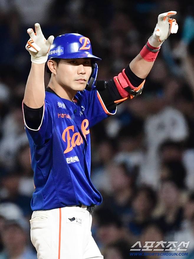 15일 창원NC파크에서 열린 NC와 한화의 경기. 5회 2사 만루. 심우준이 2타점 적시타를 날렸다. 세리머니를 펼치는 심우준. 창원=송정헌 기자songs@sportschosun.com/2025.08.15/