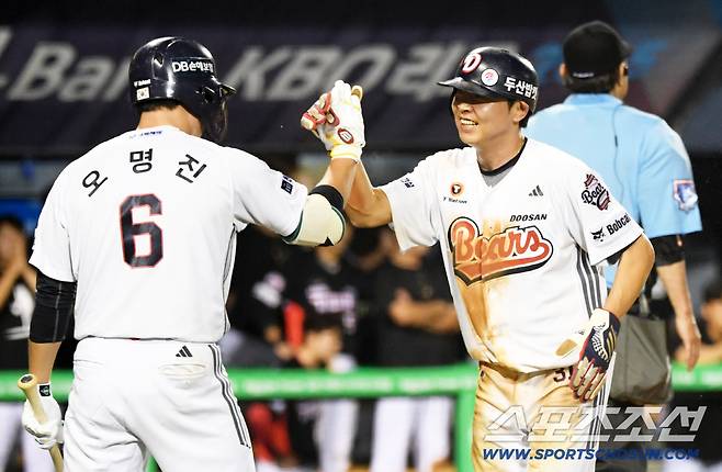 15일 잠실구장에서 열린 두산 베어스와 KIA 타이거즈의 경기. 9회말 2사 2루 두산 정수빈이 KIA 포수 한준수 실책을 틈타 득점하고 있다. 잠실=박재만 기자 pjm@sportschosun.com/2025.08.15/