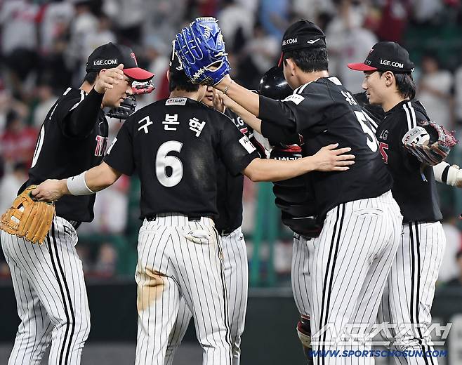 15일 인천 SSG랜더스필드에서 LG-SSG전. LG가 5대3 역전승을 거둔 가운데 선수들이 기쁨을 나누고 있다. 인천=정재근 기자 cjg@sportschosun.com/2025.8.15/