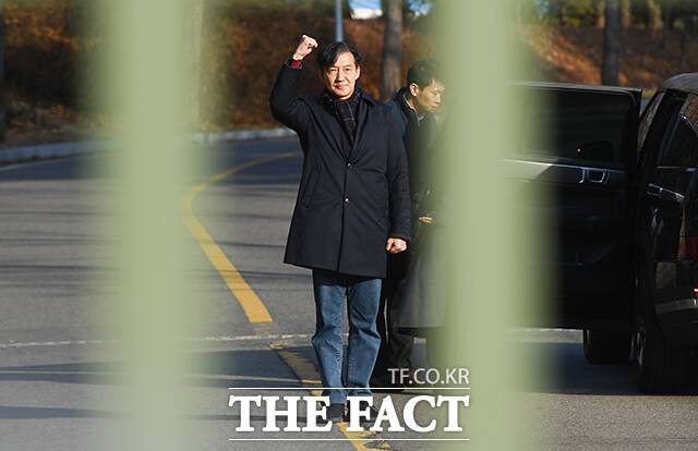 조 전 대표의 복귀 수순은 순조롭게 진행되고 있지만, 넘어야 할 산이 많다. 내부적으로는 새로운 아젠다 설정 문제가 남아 있다. 자녀 입시비리 혐의 등으로 징역형이 확정돼 수감되는 조국 전 조국혁신당 대표가 16일 오전 경기도 의왕시 서울구치소로 출석하며 지지자들에게 인사하고 있다. /장윤석 기자