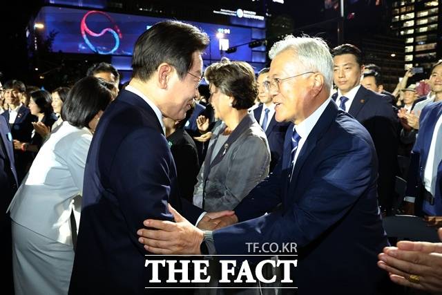 이재명 대통령이 15일 서울 광화문광장에서 열린 국민임명식 '광복 80년, 국민주권으로 미래를 세우다' 행사에서 문재인 전 대통령과 인사하고 있다. /뉴시스