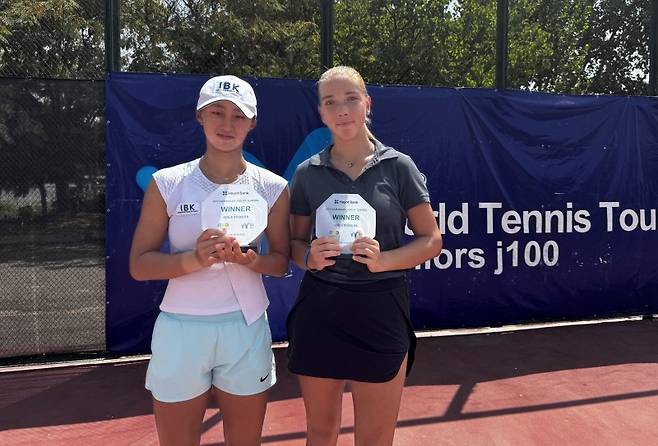 ITF J100 나만간대회 복식에서 우승한 이하음(왼쪽). 사진제공 IBK