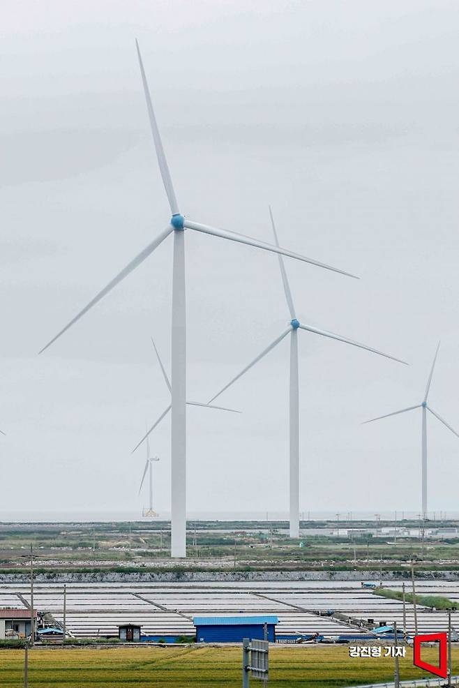 전남 영광 약수 해상풍력 발전. 약수 해상풍력은 4.3MW 규모로 영광군 백수읍 2.5㎞ 부근 해상에 전남개발공사가 지방 공기업으로는 처음으로 시행한 시범사업이다. 강진형 기자