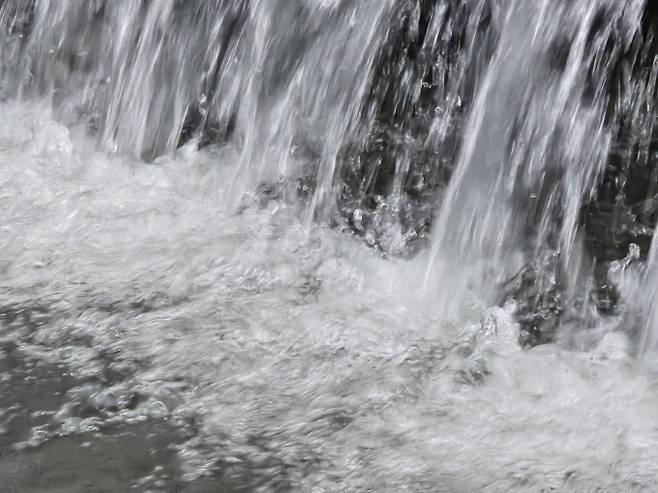 낮 최고 35도 폭염·열대야…수도권·강원 0.1mm 빗방울[내일날씨]=토요일인 내일(16일) 날씨는 중부지방은 가끔 구름 많겠고, 남부지방과 제주도는 대체로 맑겠다. 기상청은 이날 당분간 기온이 평년(최저 21~24도, 최고 28~32도)과 비슷하거나 조금 높겠다고 예보했다. 전국 대부분 지역에서 최고 체감온도가 31도 이상으로 올라 무덥겠다. ⓒbnt뉴스: 오늘날씨, 내일날씨, 주간날씨 예보&nbsp;