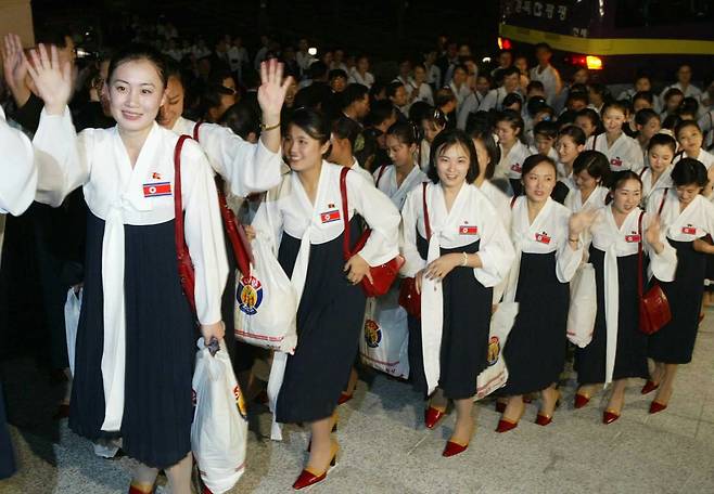대구하계유니버시아드 대회에 참가할 북한 응원단 300여명이 2003년 8월 20일 오후 부산 김해공항을 통해 입국, 숙소인 대구은행 연수원에 도착했다./ 조선일보 자료사진
