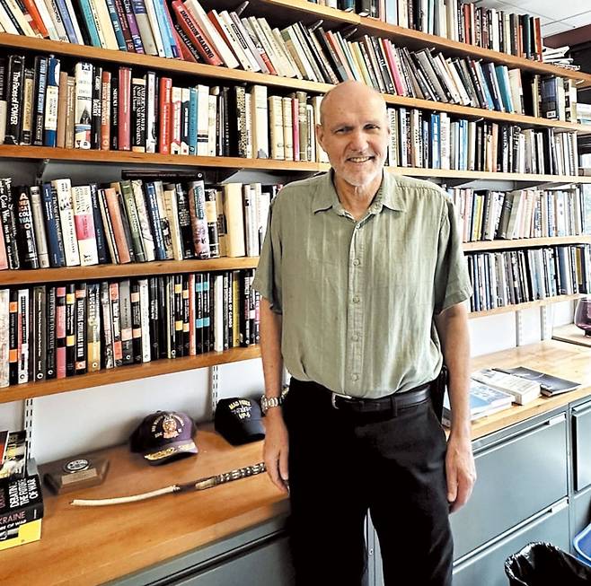 월트 교수의 하버드대 연구실 - 지난달 31일 본지와 만난 스티븐 월트 교수가 하버드대 연구실 책장 앞에 서 있다. /윤주헌 특파원