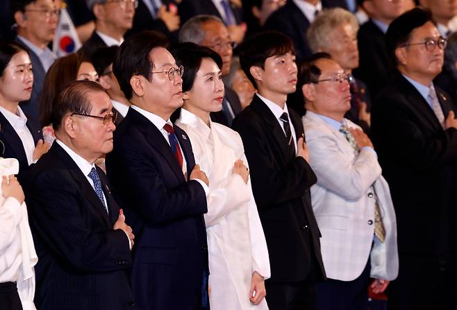 이재명 대통령과 김혜경 여사가 15일 서울 세종문화회관에서 열린 80주년 광복절 경축식에서 국기에 대한 경례를 하고 있다./연합뉴스