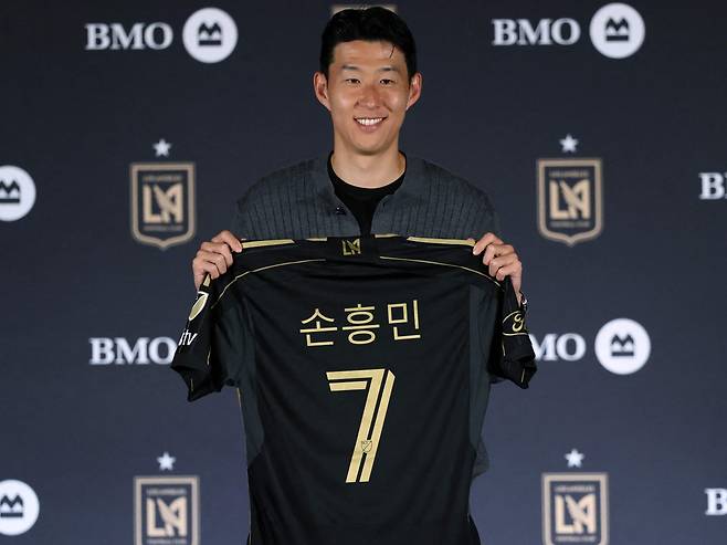 손흥민이 자신의 로스앤젤레스 FC(LA FC) 유니폼을 들고 포즈를 취하고 있다. /AFP 연합뉴스